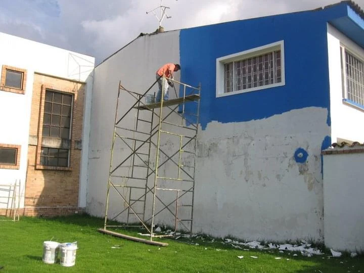 Fachada de casa pintando se azul